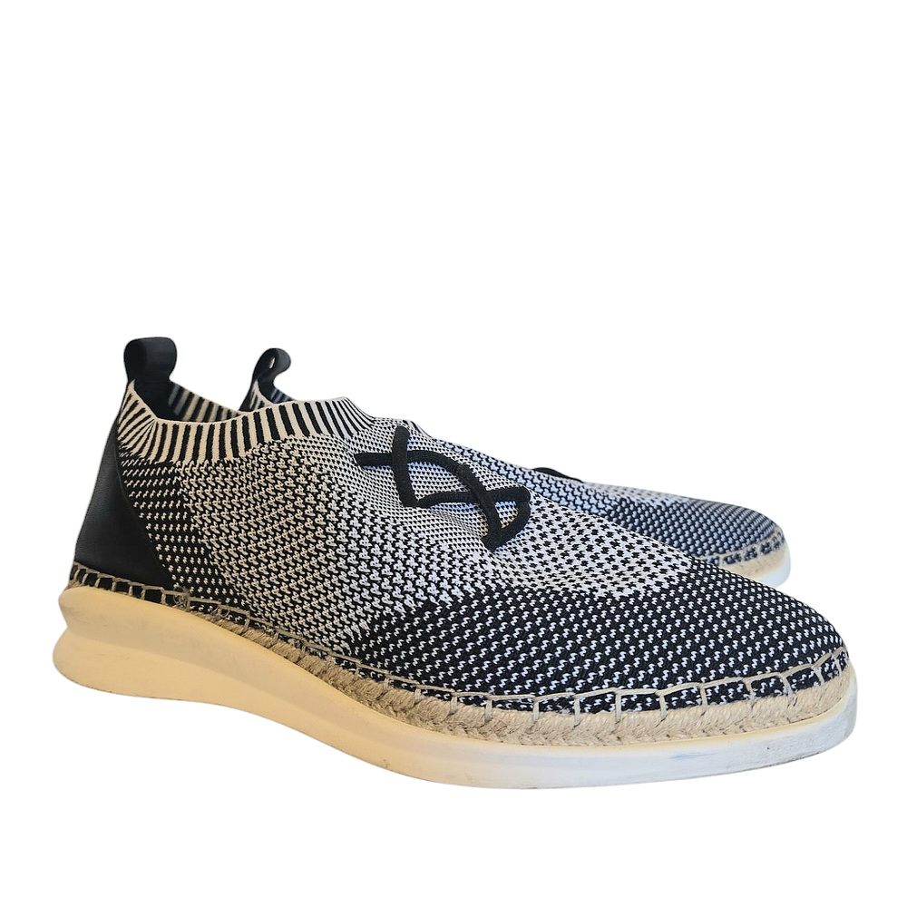 VINCE CAMUTP Black and White Slip-On Sneakers Size 9.5